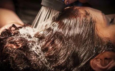 農村遍地的艾草煮水洗頭，長(cháng)期堅持，3大好處老少皆宜！