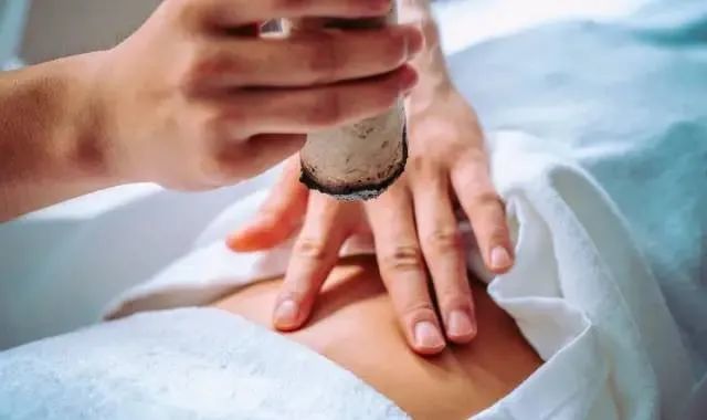 夏天汗味重？艾灸幫你“除臭”，減少尷尬